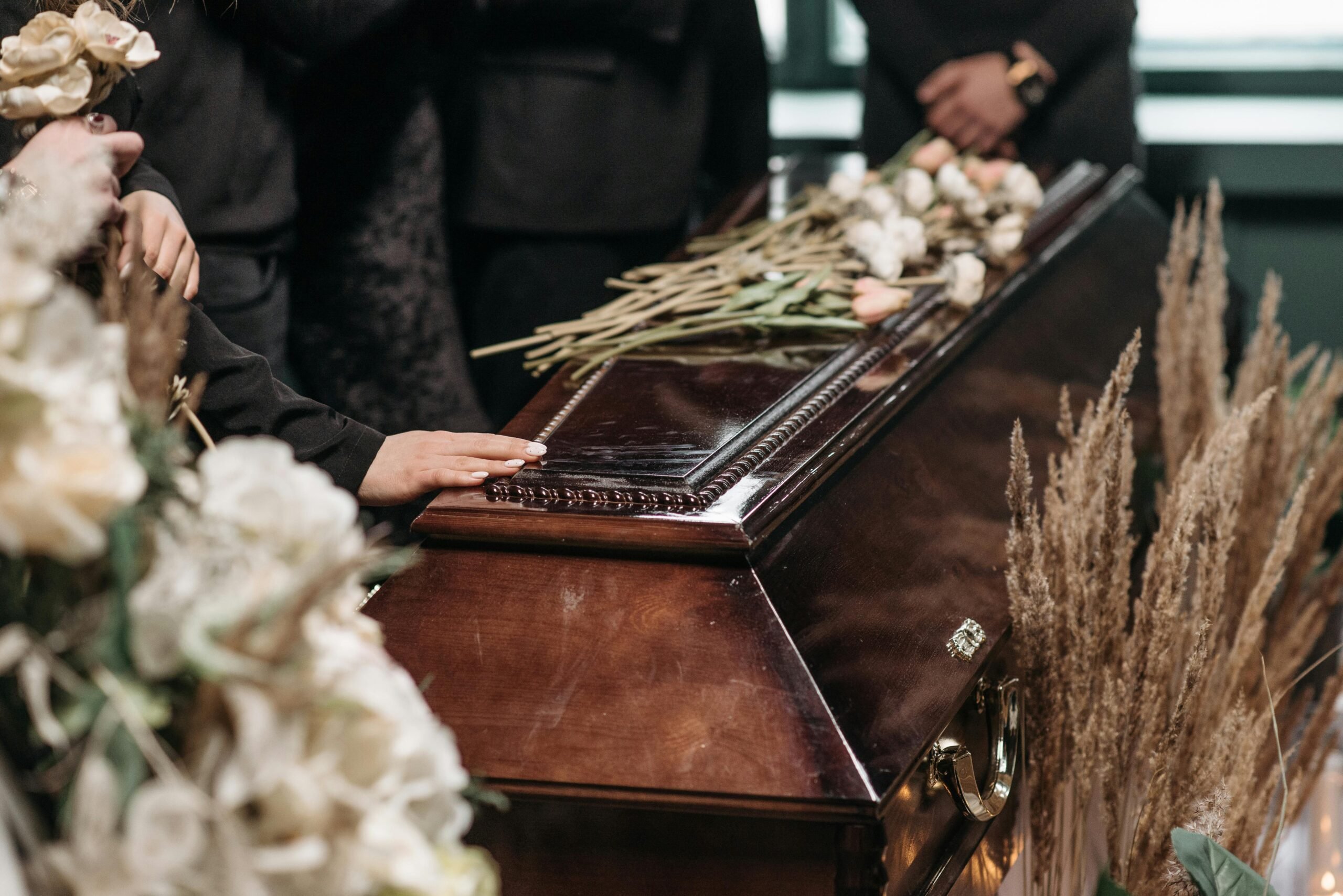 Senado avanza en proyecto de ley para regular funerales de alto riesgo