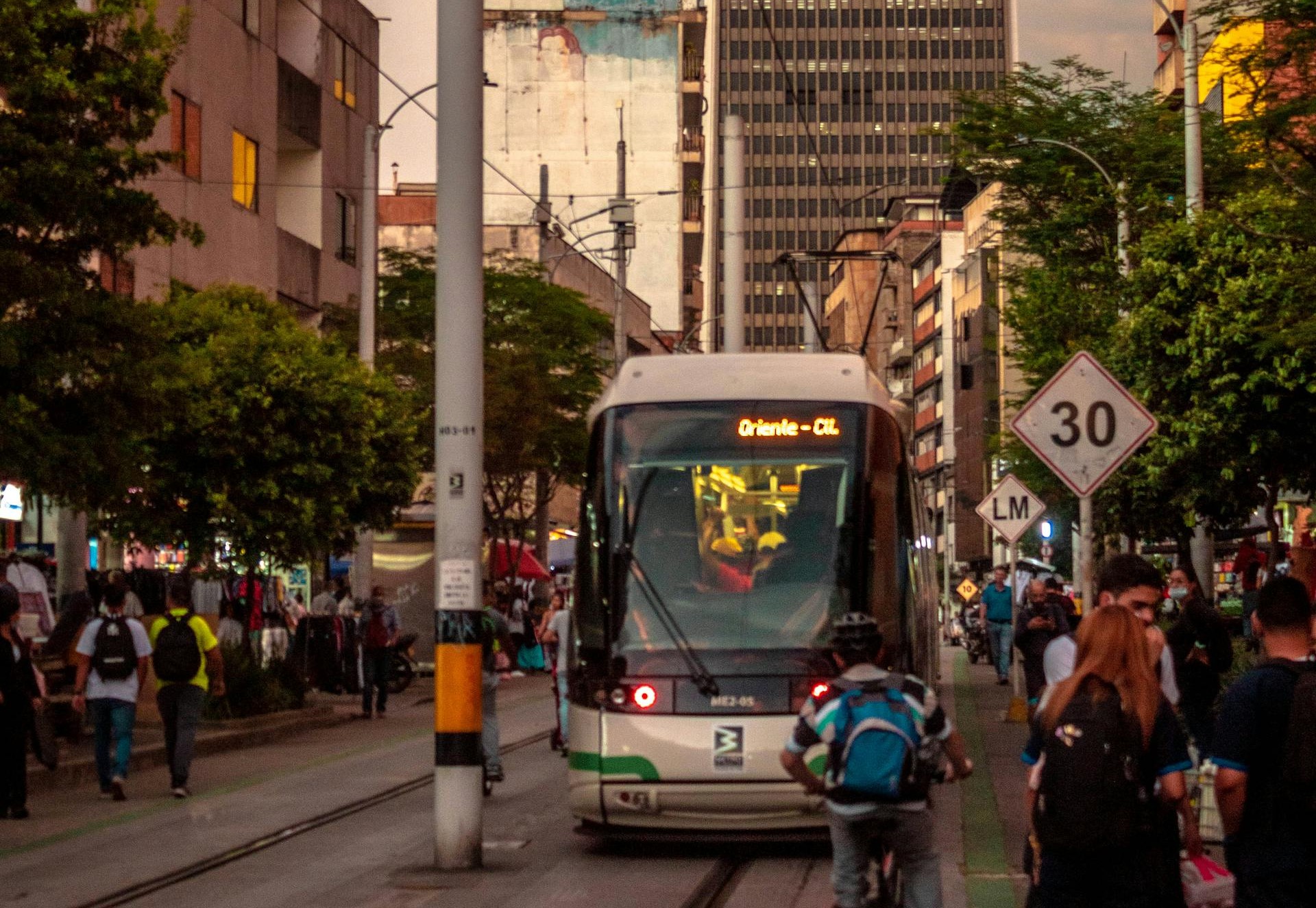 Condenan a Metroplús y contratistas por la muerte de un peatón en obra del sistema integrado de transporte en Medellín
