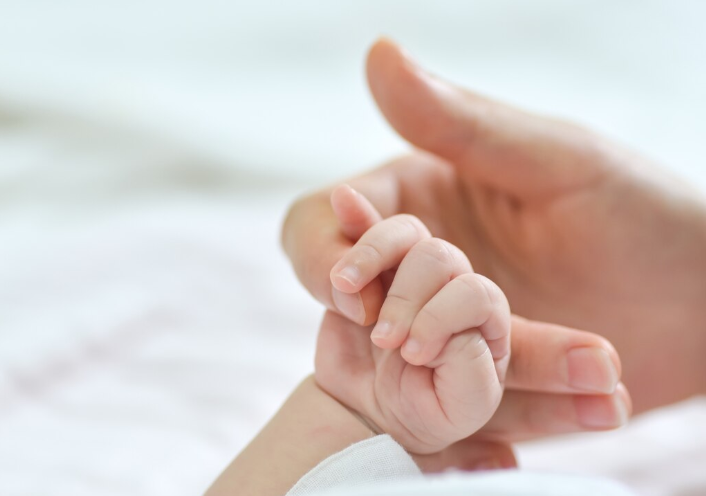 El TJUE inadmite una cuestión prejudicial relativa a la acumulación del permiso de cuidado y nacimiento de hijo en familias monoparentales.